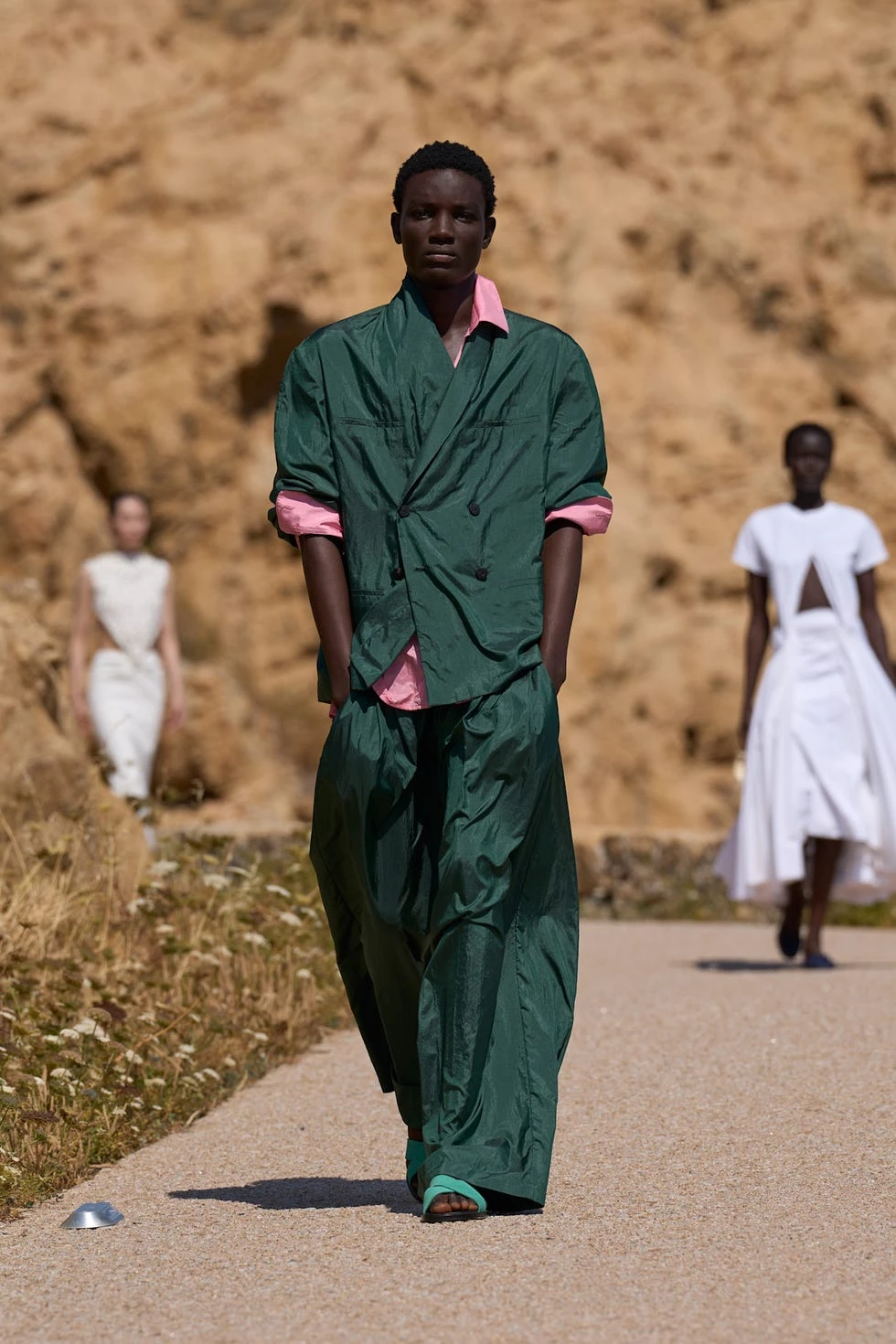 Jacquemus представив найефектнішу колекцію літа 2027, яка пробуджує бажання негайно вирушити на відпочинок.6