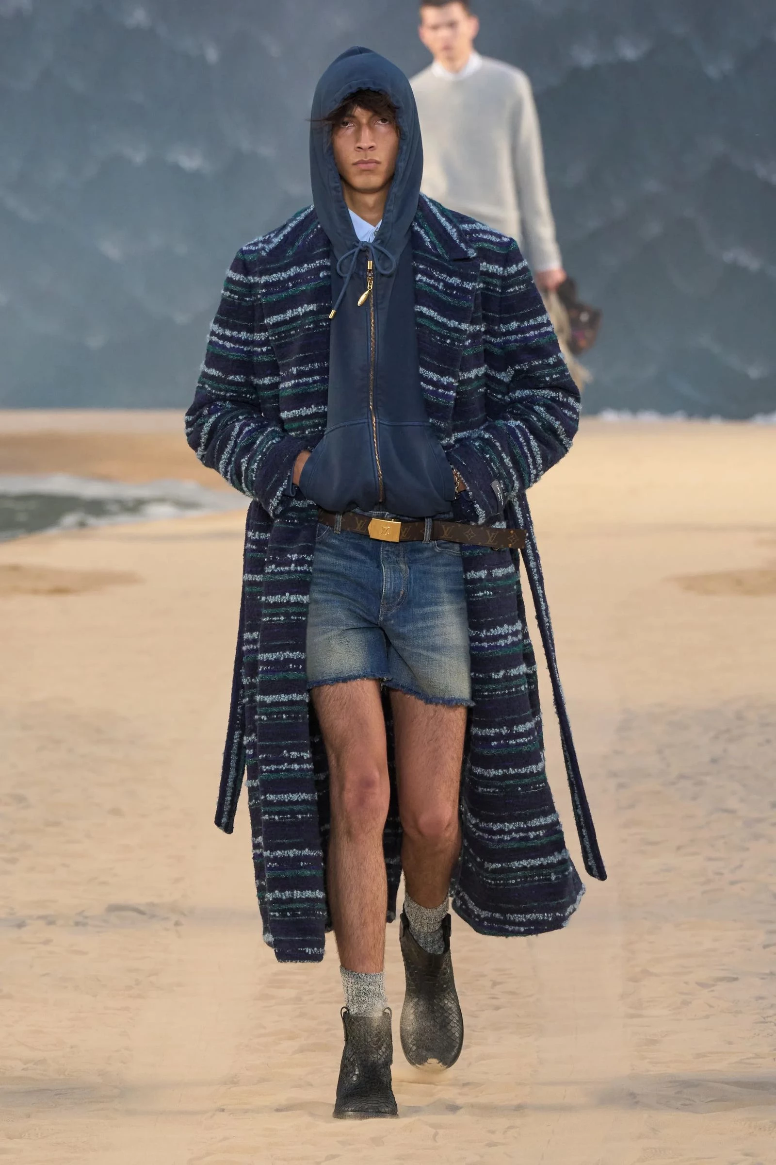 Новий показ Louis Vuitton викликає фурор: величезна хвиля, серфери та найбажаніші кросівки року1