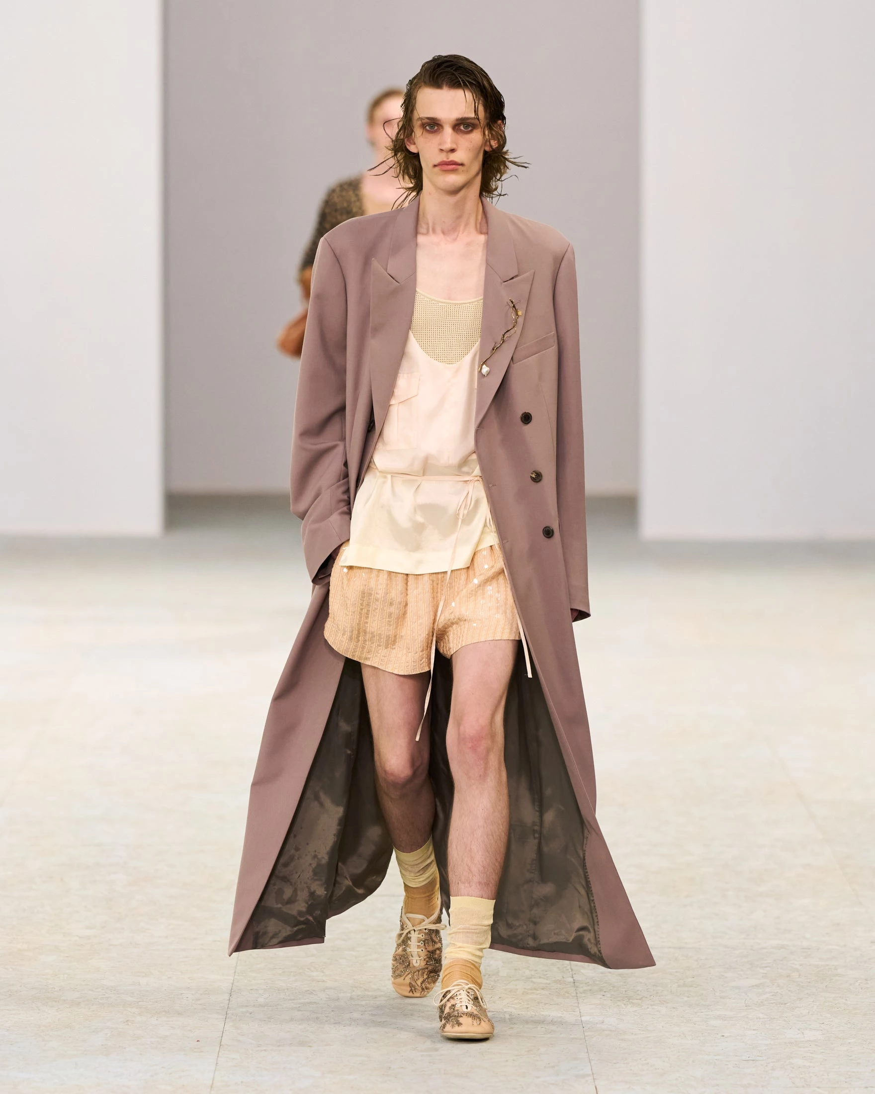 Шовкові штани-карго, напівпрозорі блузи та балетки: Dries Van Noten представив найвражаючу чоловічу колекцію сезону літо 20273