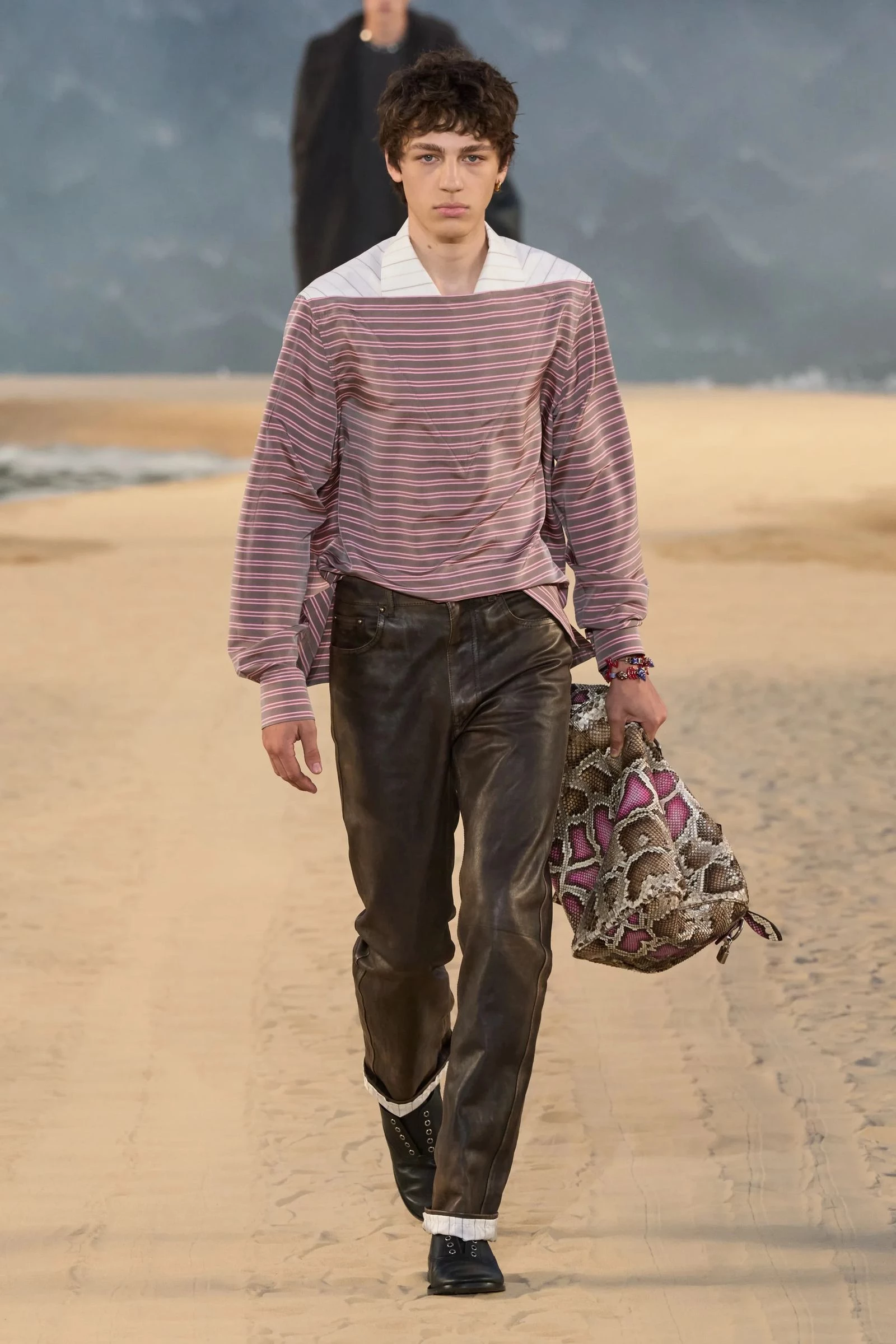 Новий показ Louis Vuitton викликає фурор: величезна хвиля, серфери та найбажаніші кросівки року6