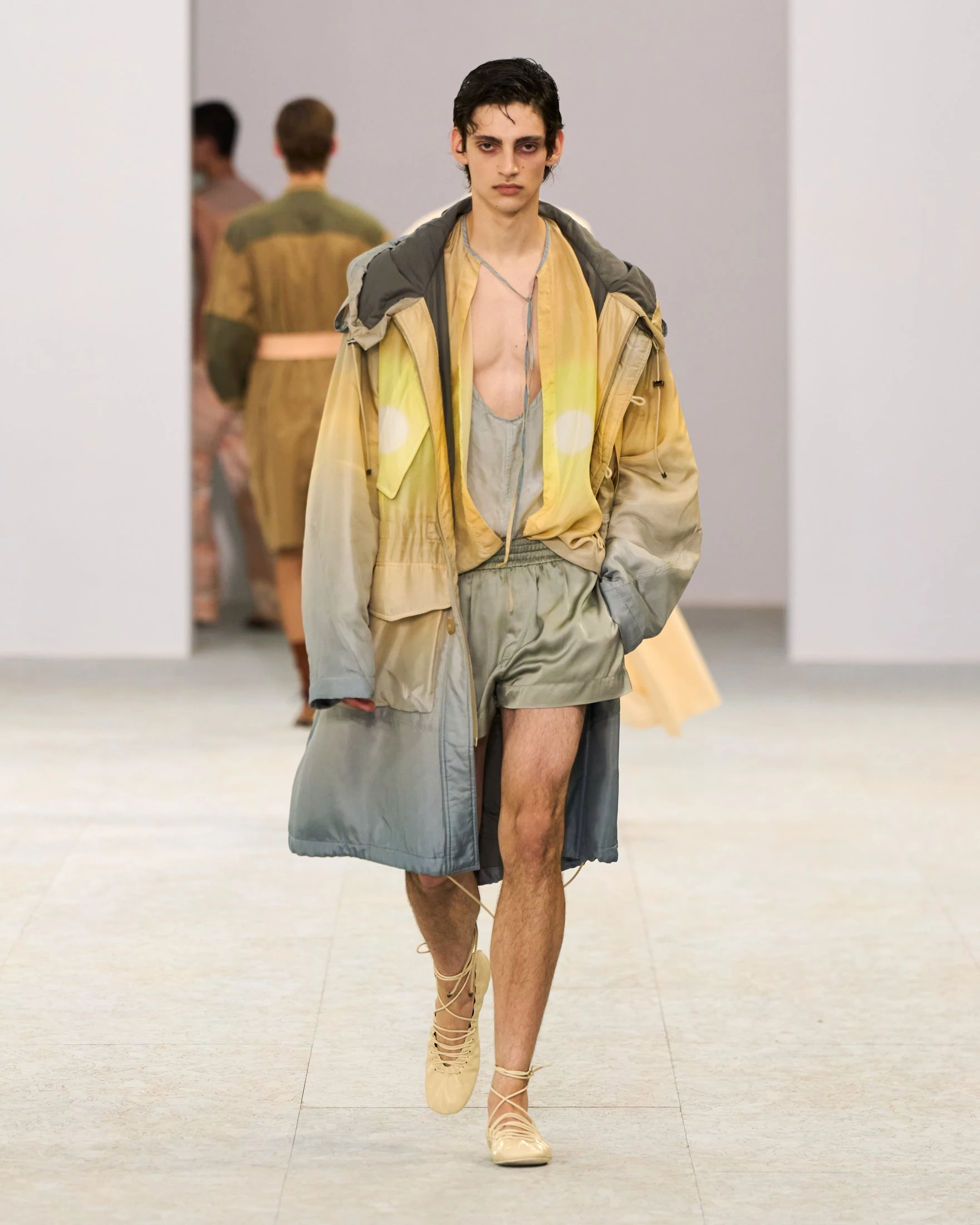 Шовкові штани-карго, напівпрозорі блузи та балетки: Dries Van Noten представив найвражаючу чоловічу колекцію сезону літо 20277