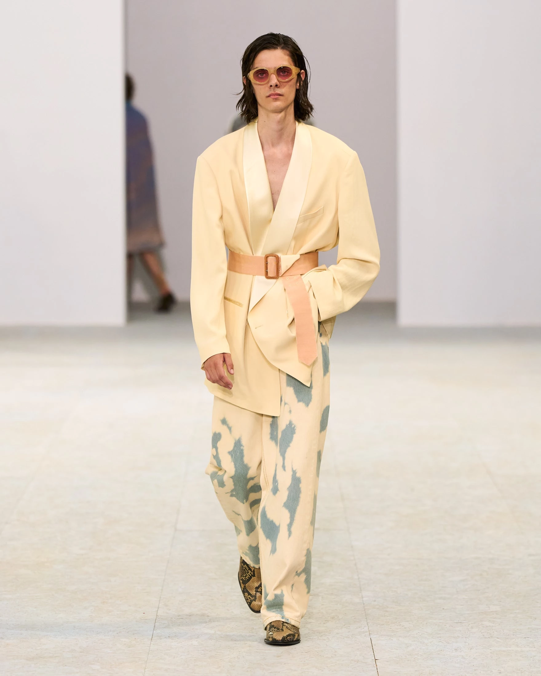 Шовкові штани-карго, напівпрозорі блузи та балетки: Dries Van Noten представив найвражаючу чоловічу колекцію сезону літо 20276
