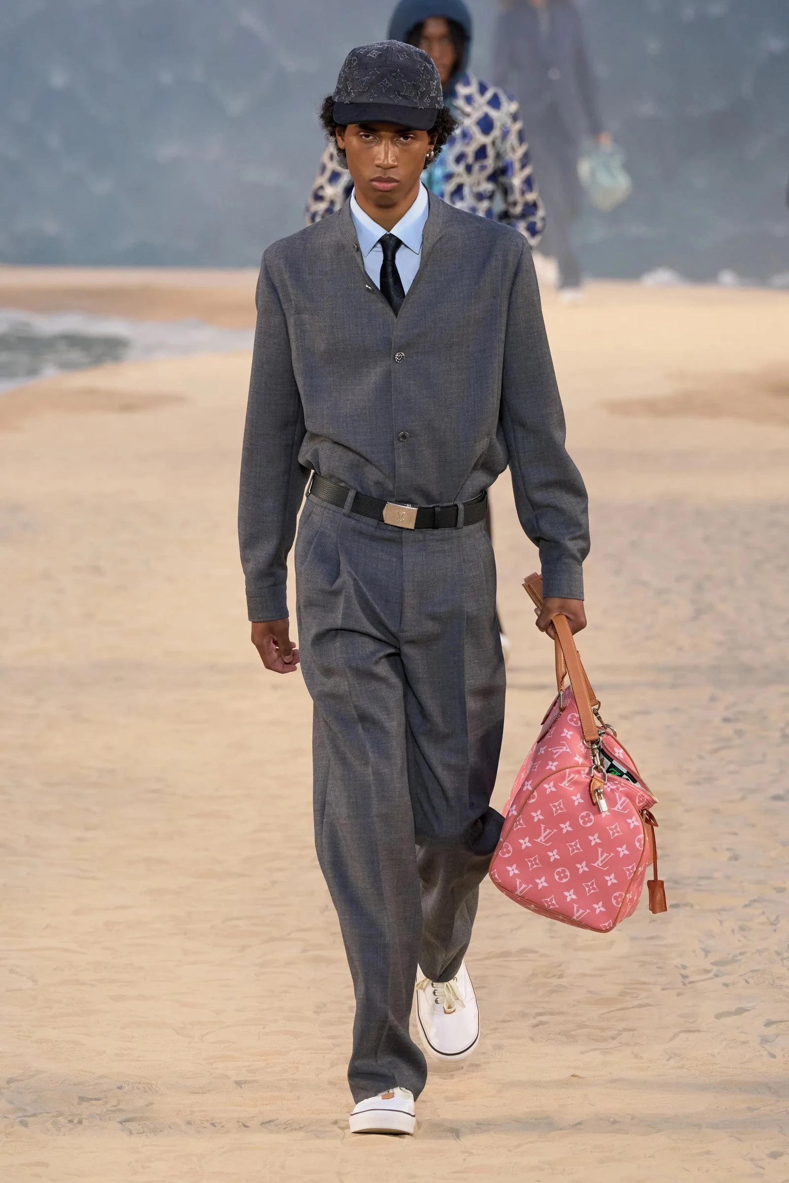 Новий показ Louis Vuitton викликає фурор: величезна хвиля, серфери та найбажаніші кросівки року4