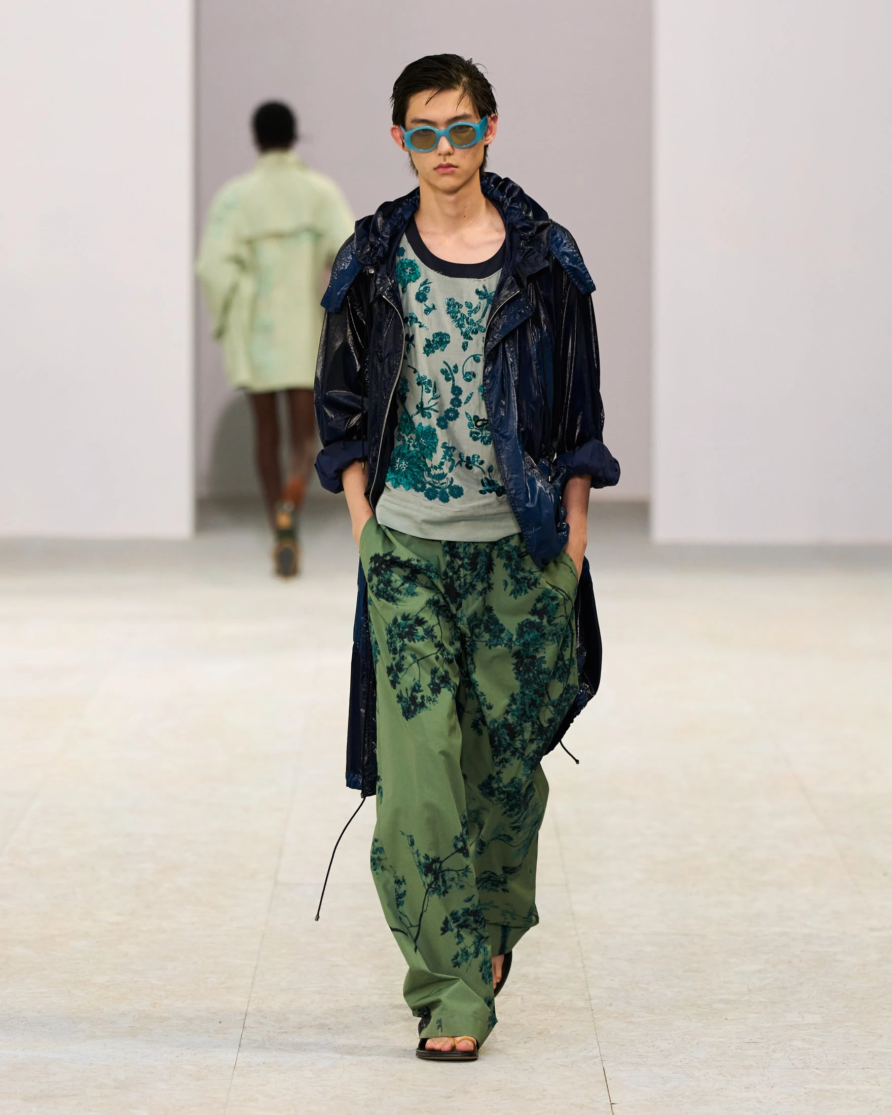 Шовкові штани-карго, напівпрозорі блузи та балетки: Dries Van Noten представив найвражаючу чоловічу колекцію сезону літо 202713