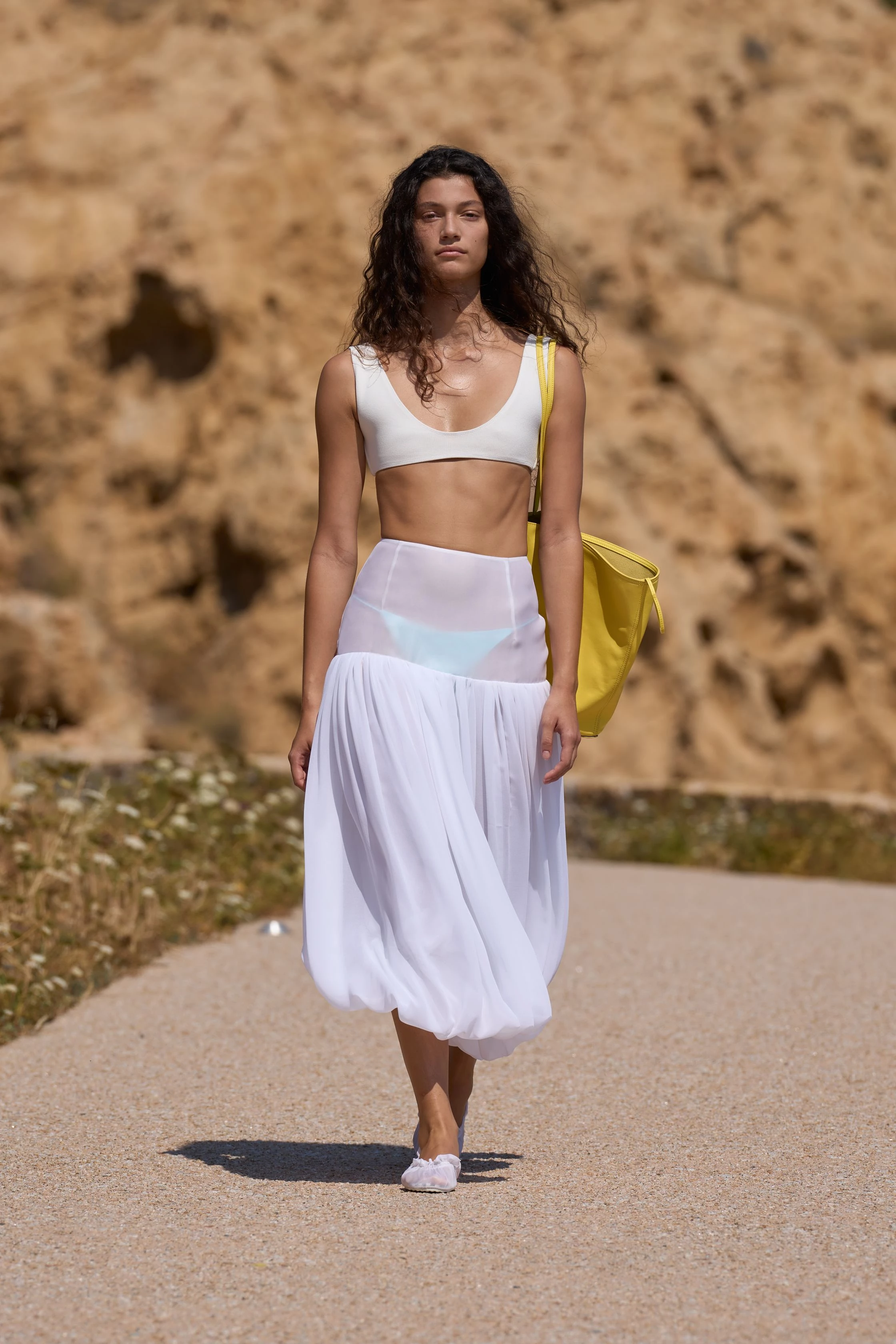 Jacquemus представив найефектнішу колекцію літа 2027, яка пробуджує бажання негайно вирушити на відпочинок.1