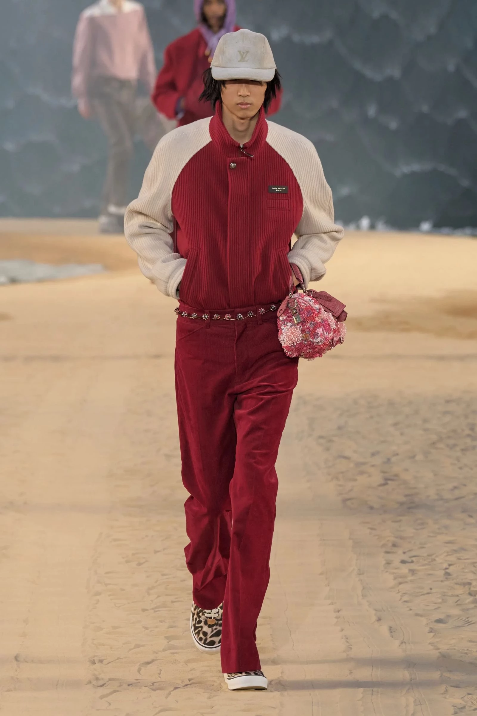 Новий показ Louis Vuitton викликає фурор: величезна хвиля, серфери та найбажаніші кросівки року7
