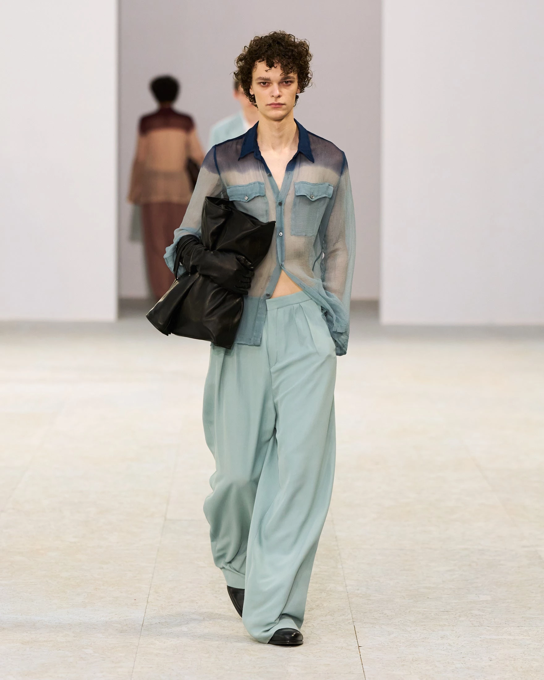 Шовкові штани-карго, напівпрозорі блузи та балетки: Dries Van Noten представив найвражаючу чоловічу колекцію сезону літо 20271