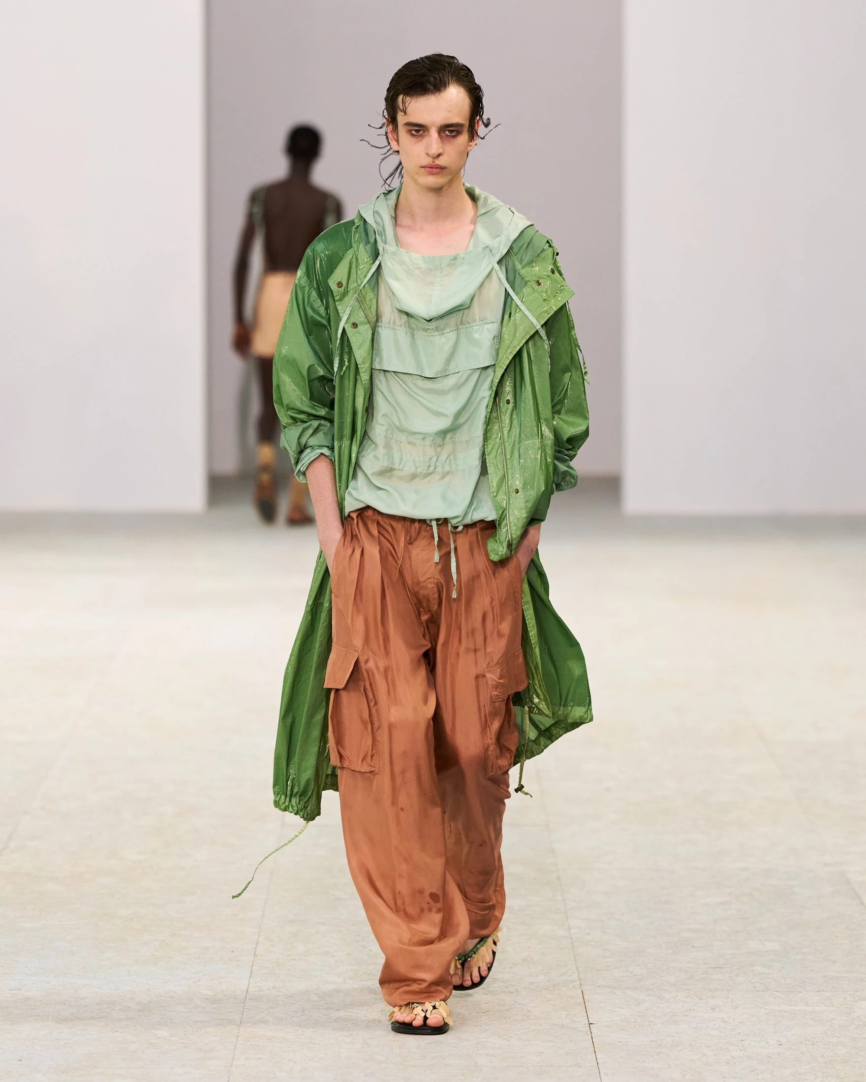 Шовкові штани-карго, напівпрозорі блузи та балетки: Dries Van Noten представив найвражаючу чоловічу колекцію сезону літо 202711