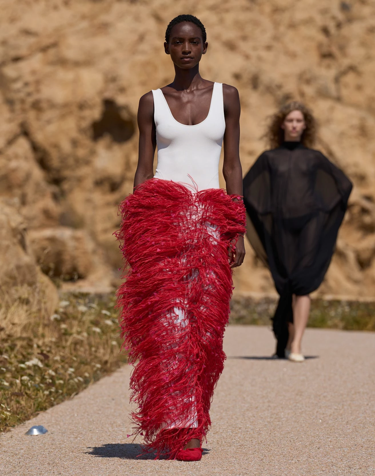 Jacquemus представив найефектнішу колекцію літа 2027, яка пробуджує бажання негайно вирушити на відпочинок.4