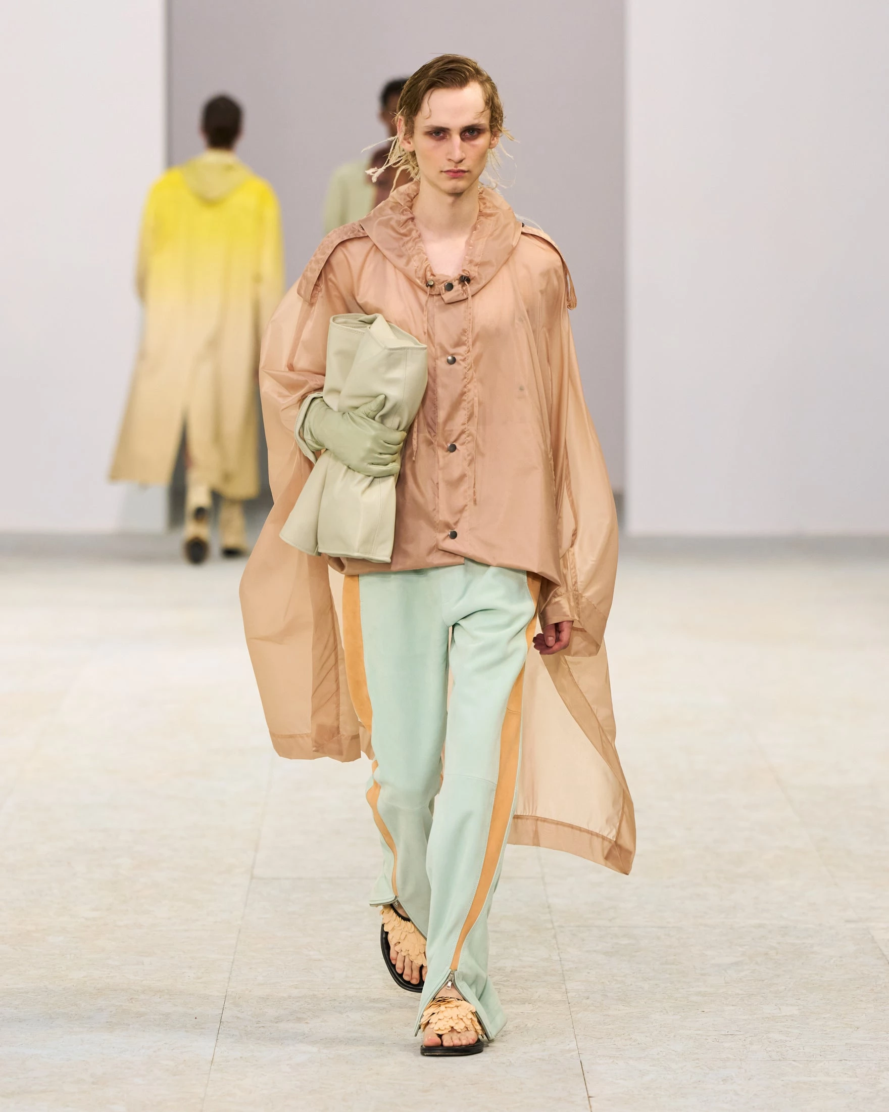 Шовкові штани-карго, напівпрозорі блузи та балетки: Dries Van Noten представив найвражаючу чоловічу колекцію сезону літо 202710