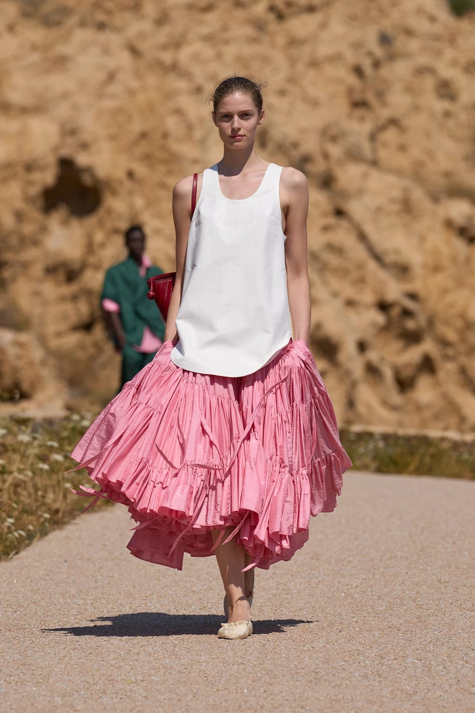 Jacquemus представив найефектнішу колекцію літа 2027, яка пробуджує бажання негайно вирушити на відпочинок.8