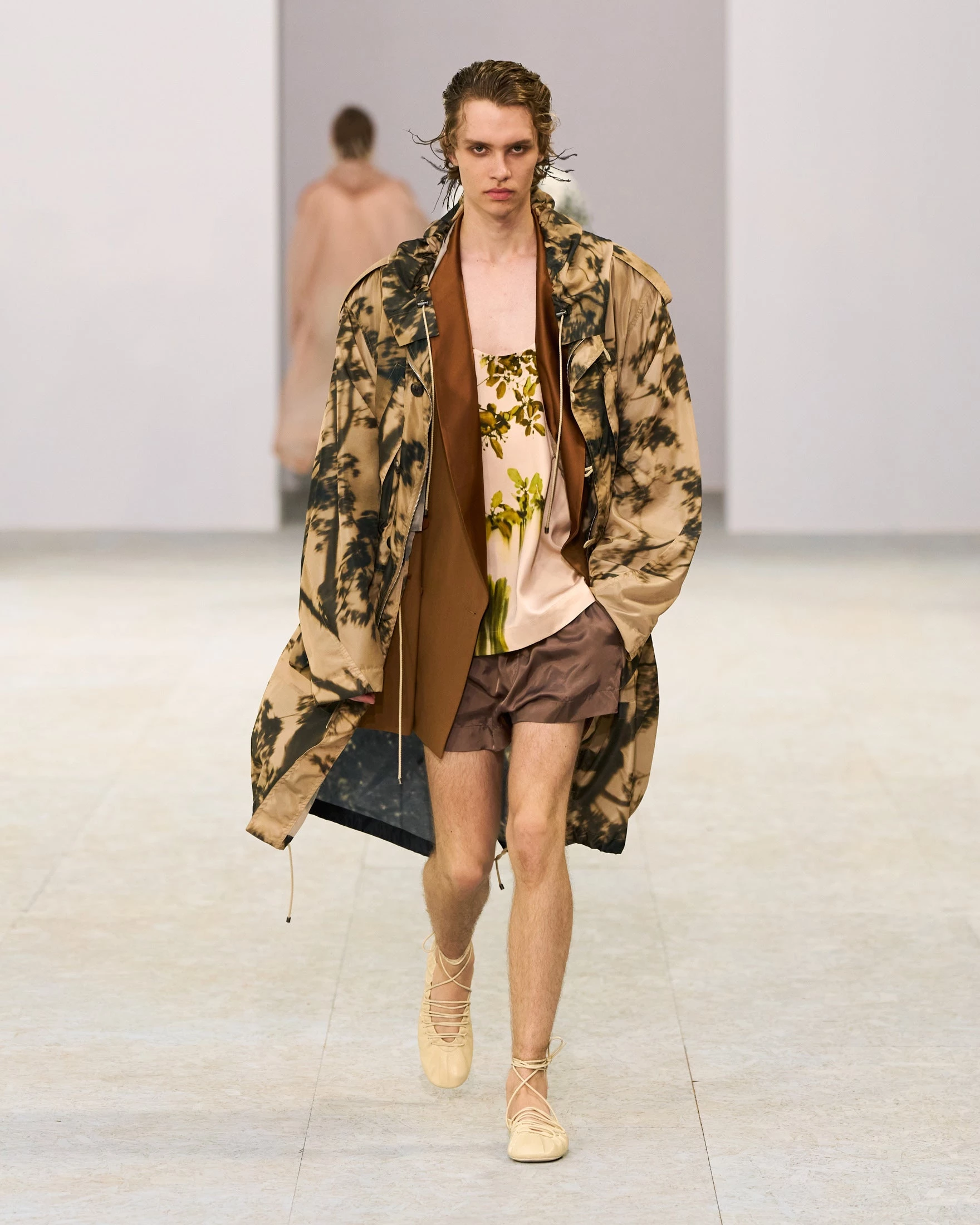 Шовкові штани-карго, напівпрозорі блузи та балетки: Dries Van Noten представив найвражаючу чоловічу колекцію сезону літо 202712