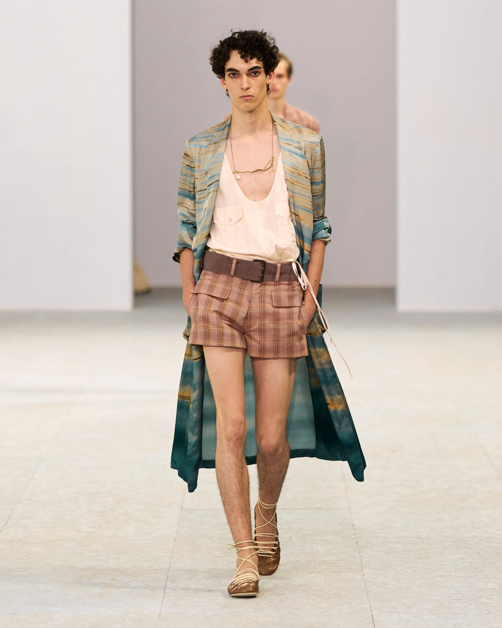 Шовкові штани-карго, напівпрозорі блузи та балетки: Dries Van Noten представив найвражаючу чоловічу колекцію сезону літо 20272