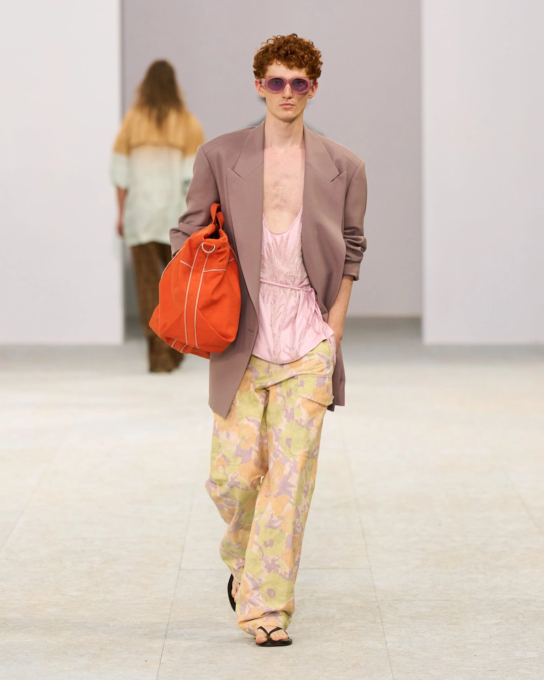 Шовкові штани-карго, напівпрозорі блузи та балетки: Dries Van Noten представив найвражаючу чоловічу колекцію сезону літо 20278