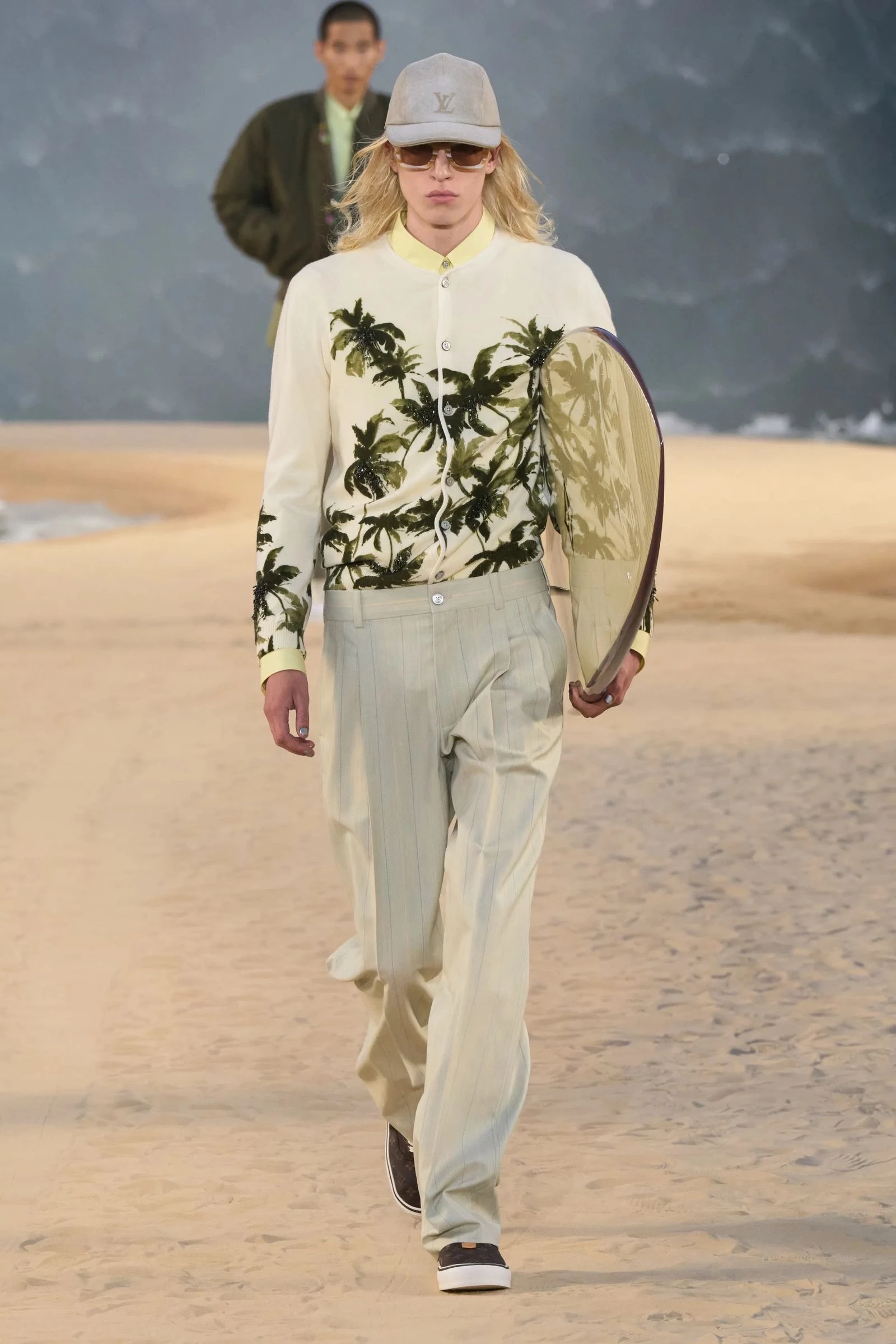 Новий показ Louis Vuitton викликає фурор: величезна хвиля, серфери та найбажаніші кросівки року2