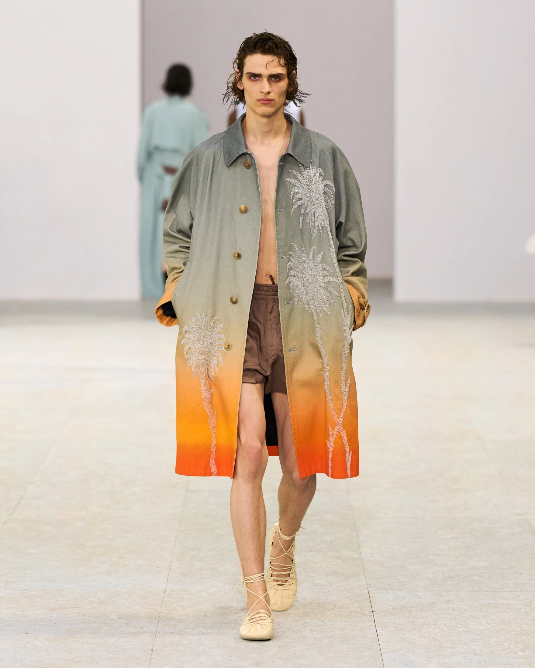 Шовкові штани-карго, напівпрозорі блузи та балетки: Dries Van Noten представив найвражаючу чоловічу колекцію сезону літо 20279