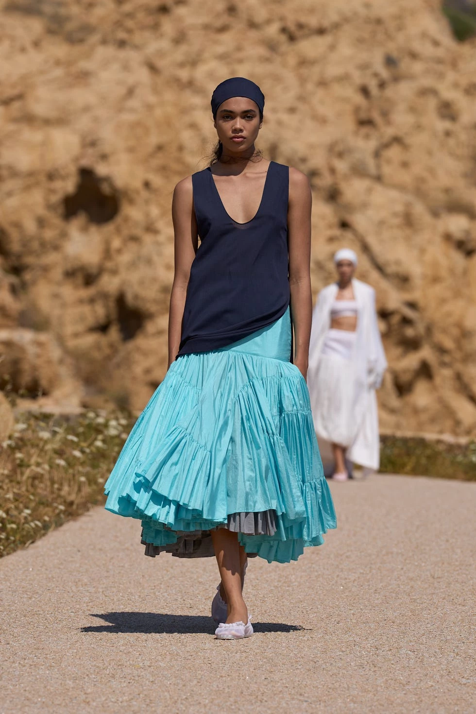 Jacquemus представив найефектнішу колекцію літа 2027, яка пробуджує бажання негайно вирушити на відпочинок.3