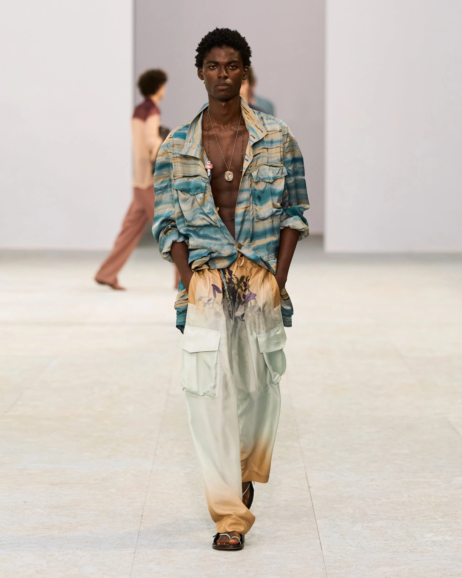 Шовкові штани-карго, напівпрозорі блузи та балетки: Dries Van Noten представив найвражаючу чоловічу колекцію сезону літо 20274