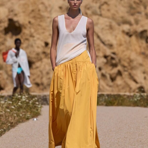 Jacquemus представив найефектнішу колекцію літа 2027, яка пробуджує бажання негайно вирушити на відпочинок.
