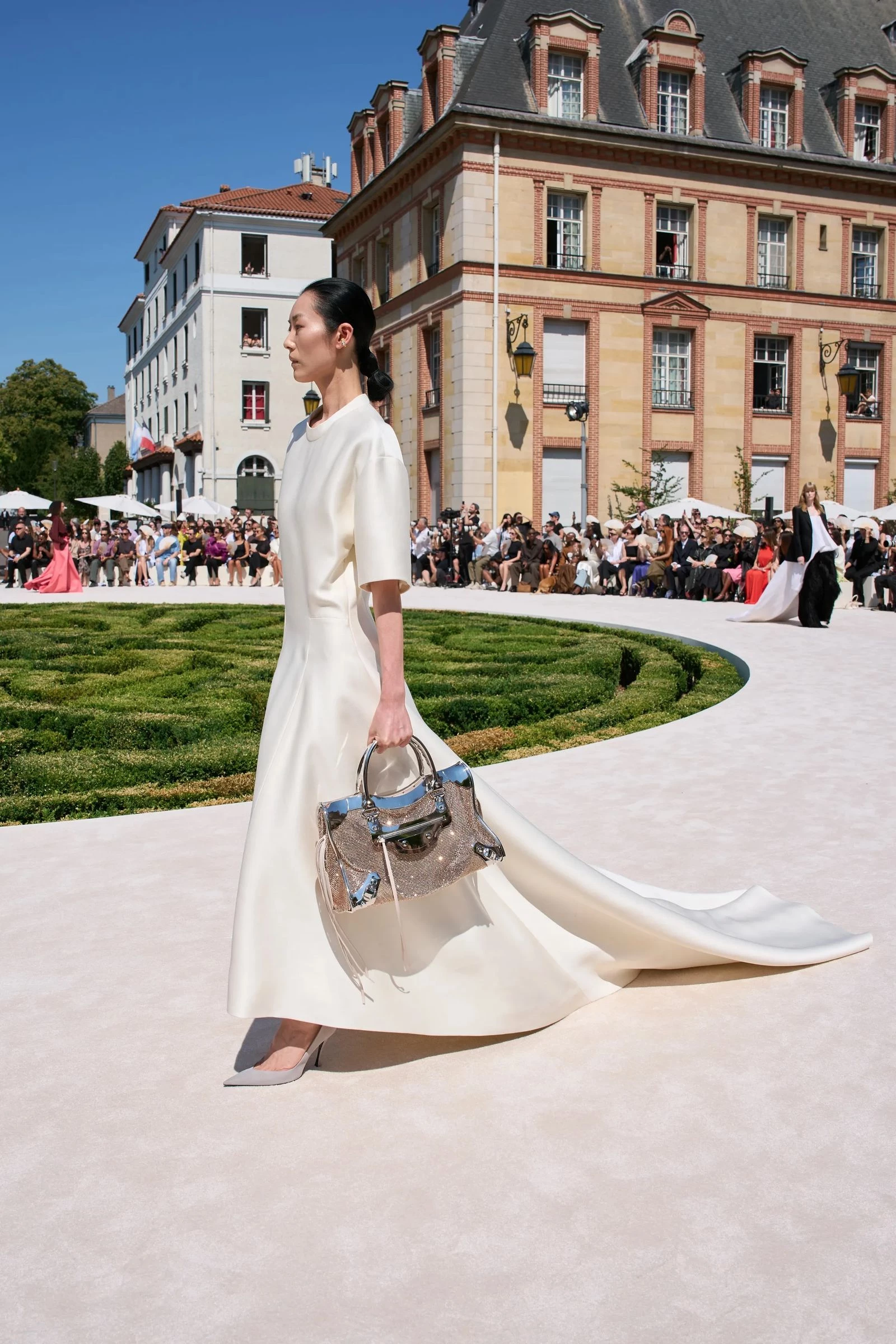 Легендарна сумка Balenciaga з 2000-х років знову в тренді – тепер представлена в кутюрному виконанні1