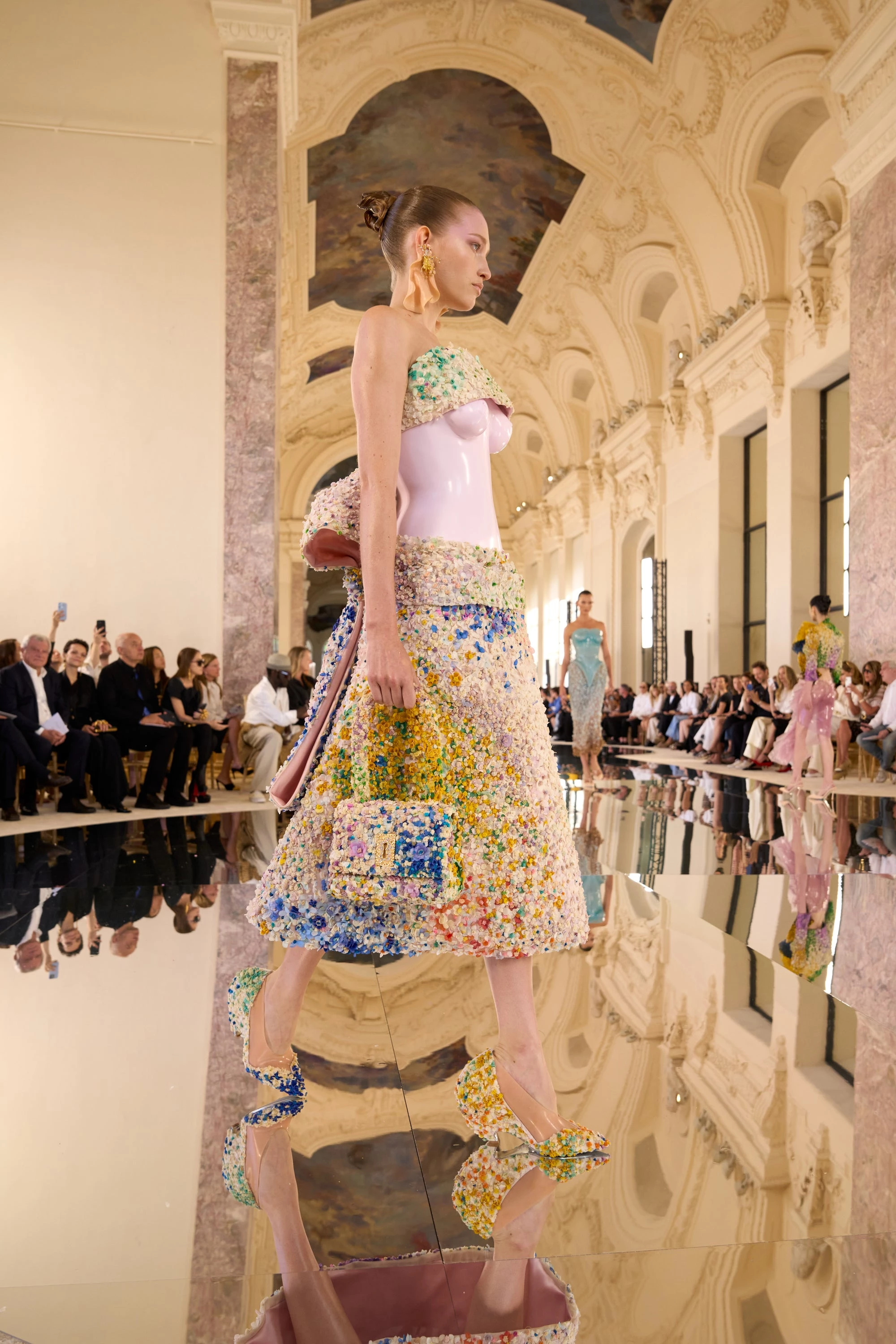 Нова добірка Schiaparelli змішує елементи моди й мистецтва.14
