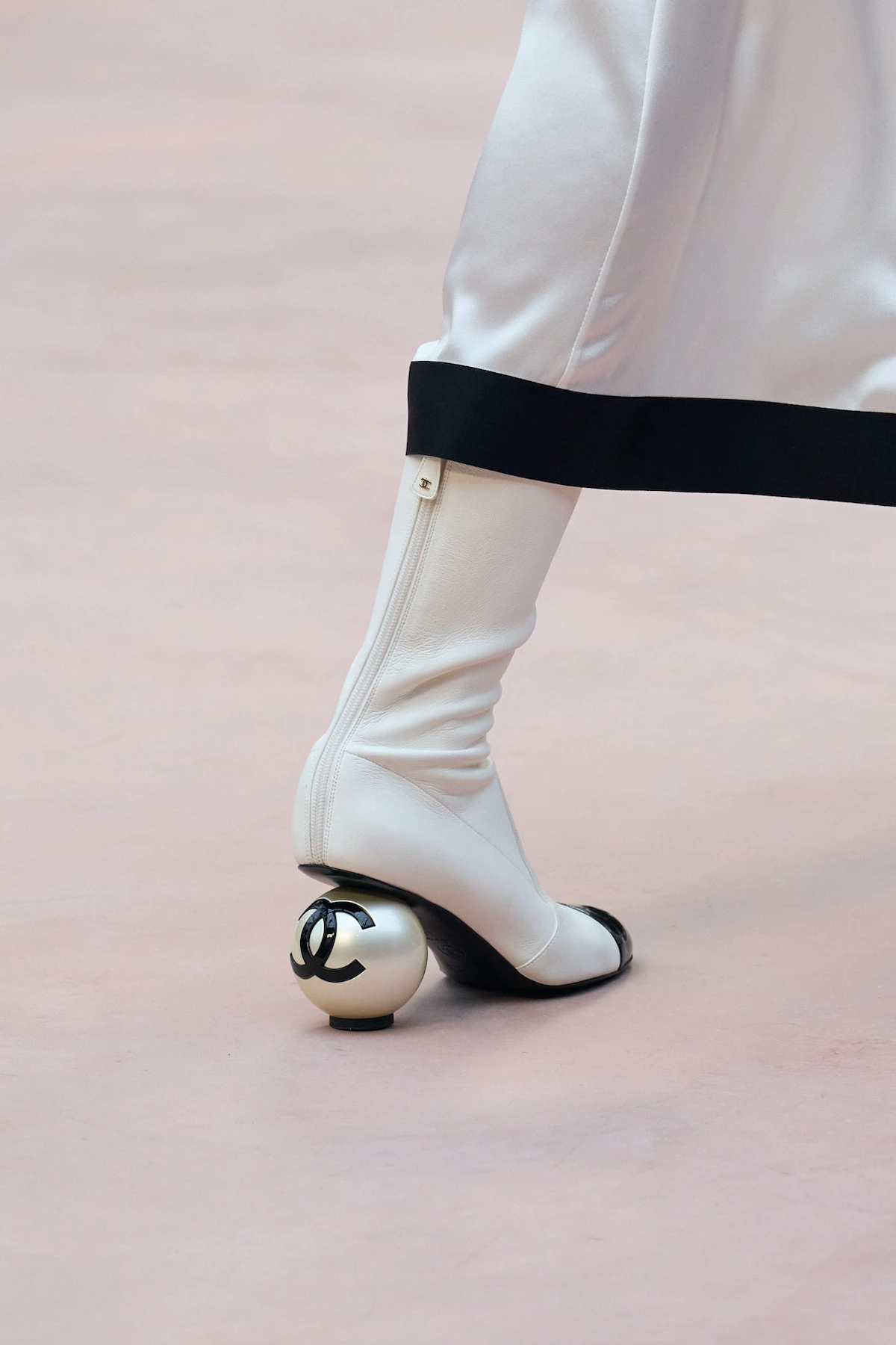 Після Chanel усі заговорили про цю взуття: підбор-куля стає головним трендом осені 20262