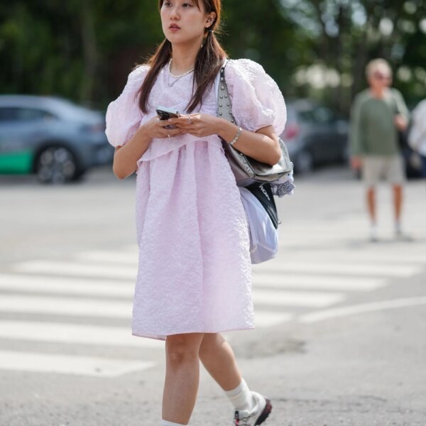 Streetstyle: сукня бебі-дол повертається у 6 зухвалих образах модниць