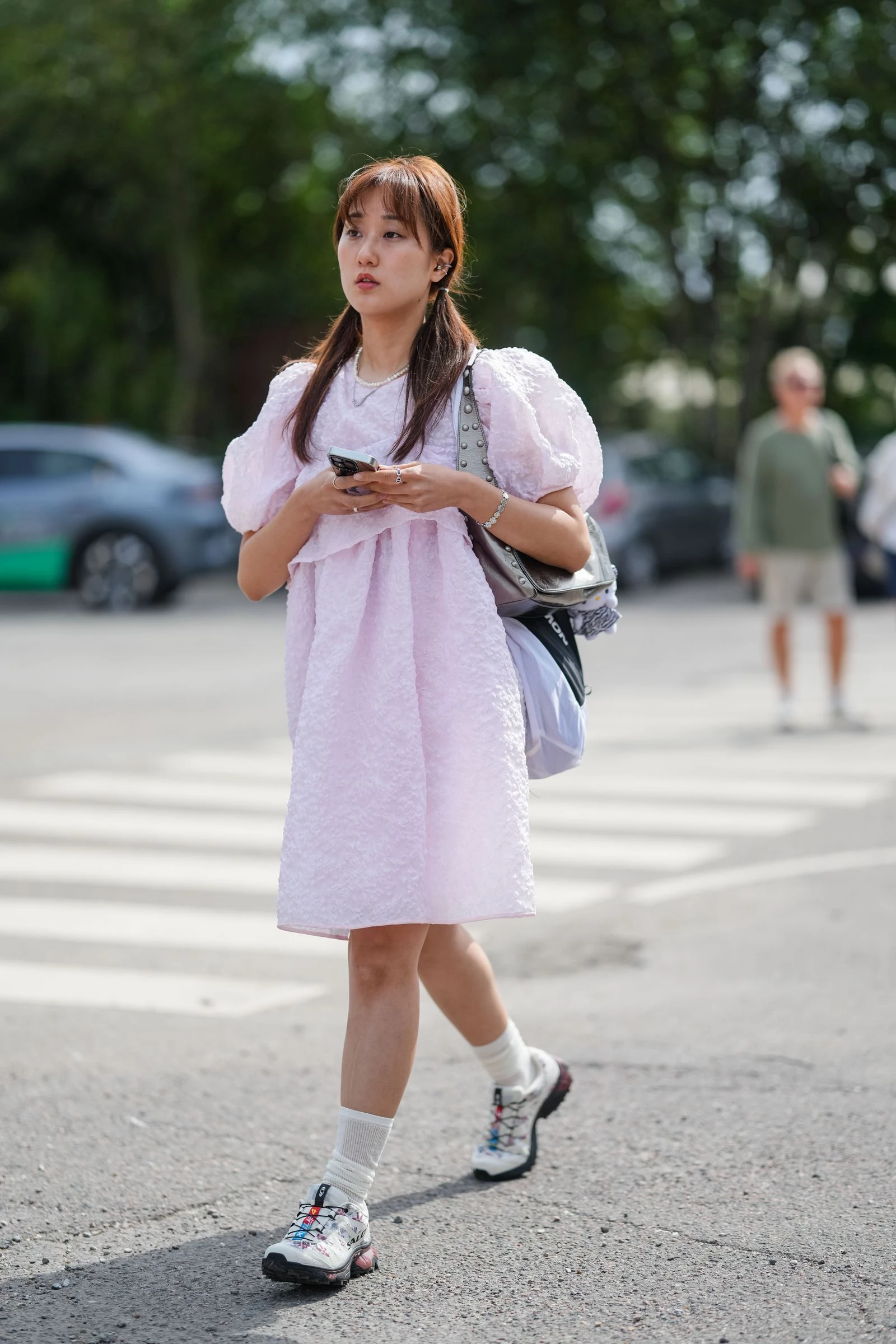 Streetstyle: сукня бебі-дол повертається у 6 зухвалих образах модниць