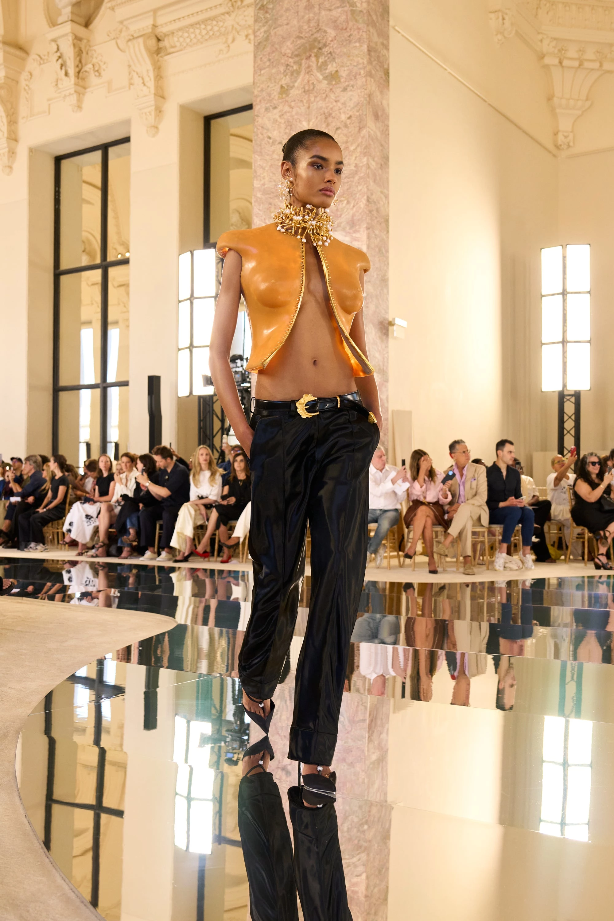 Нова добірка Schiaparelli змішує елементи моди й мистецтва.5