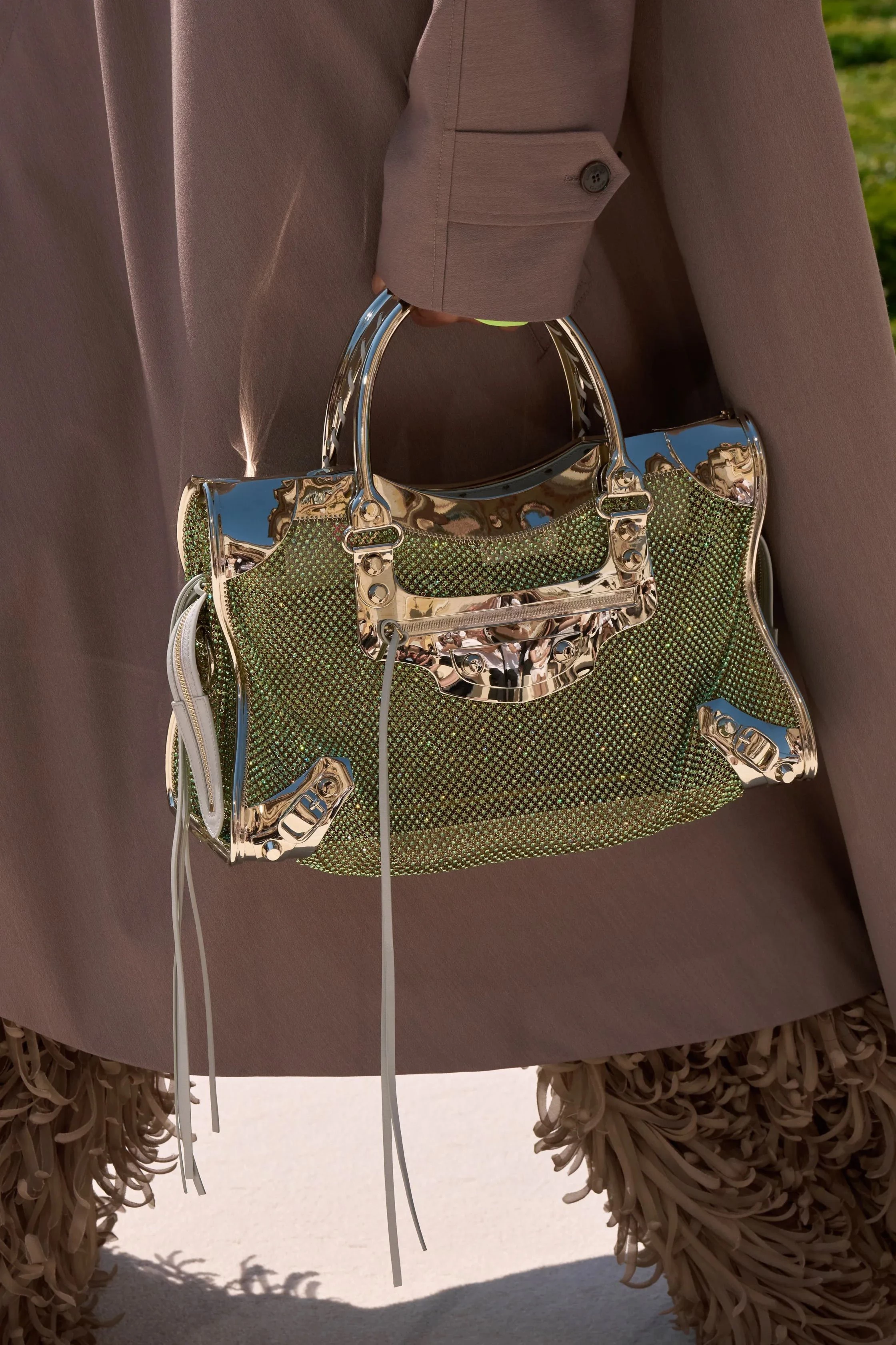 Легендарна сумка Balenciaga з 2000-х років знову в тренді – тепер представлена в кутюрному виконанні0