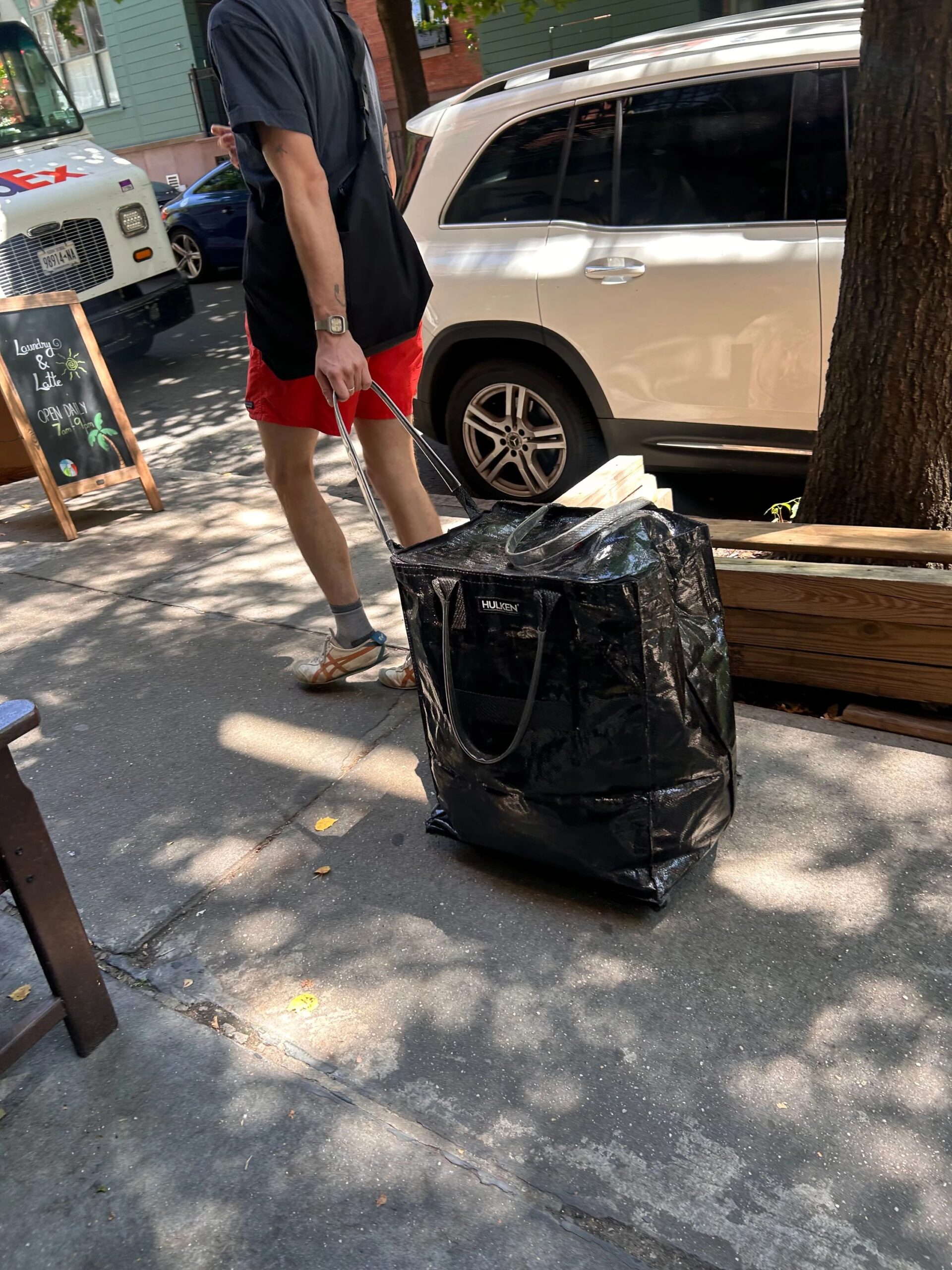 Hulken, сумка на колесах, стала головним літнім аксесуаром, як Birkin для всіх.