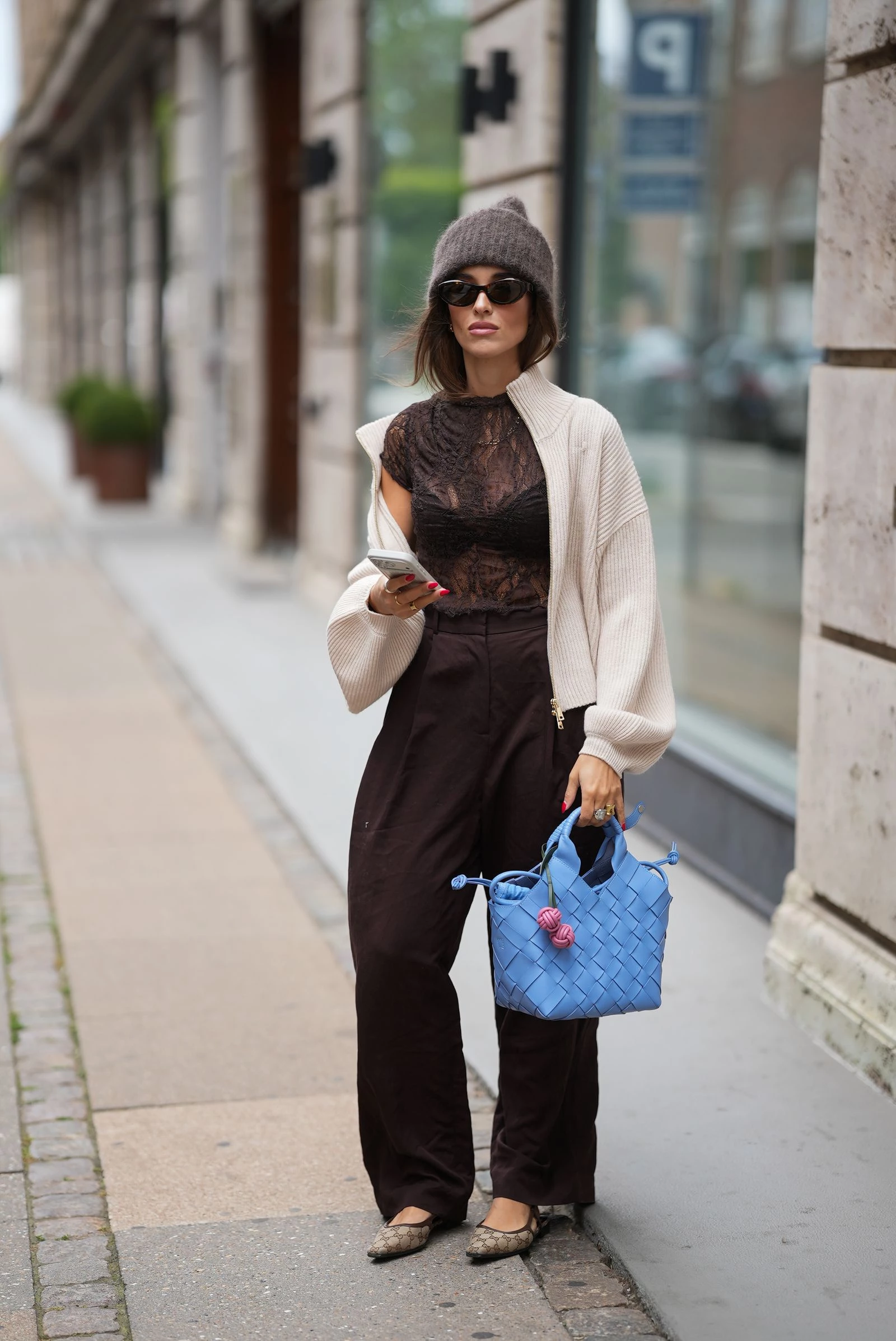 Яскрава сумка може врятувати будь-який осінній образ — це вже довели модниці2