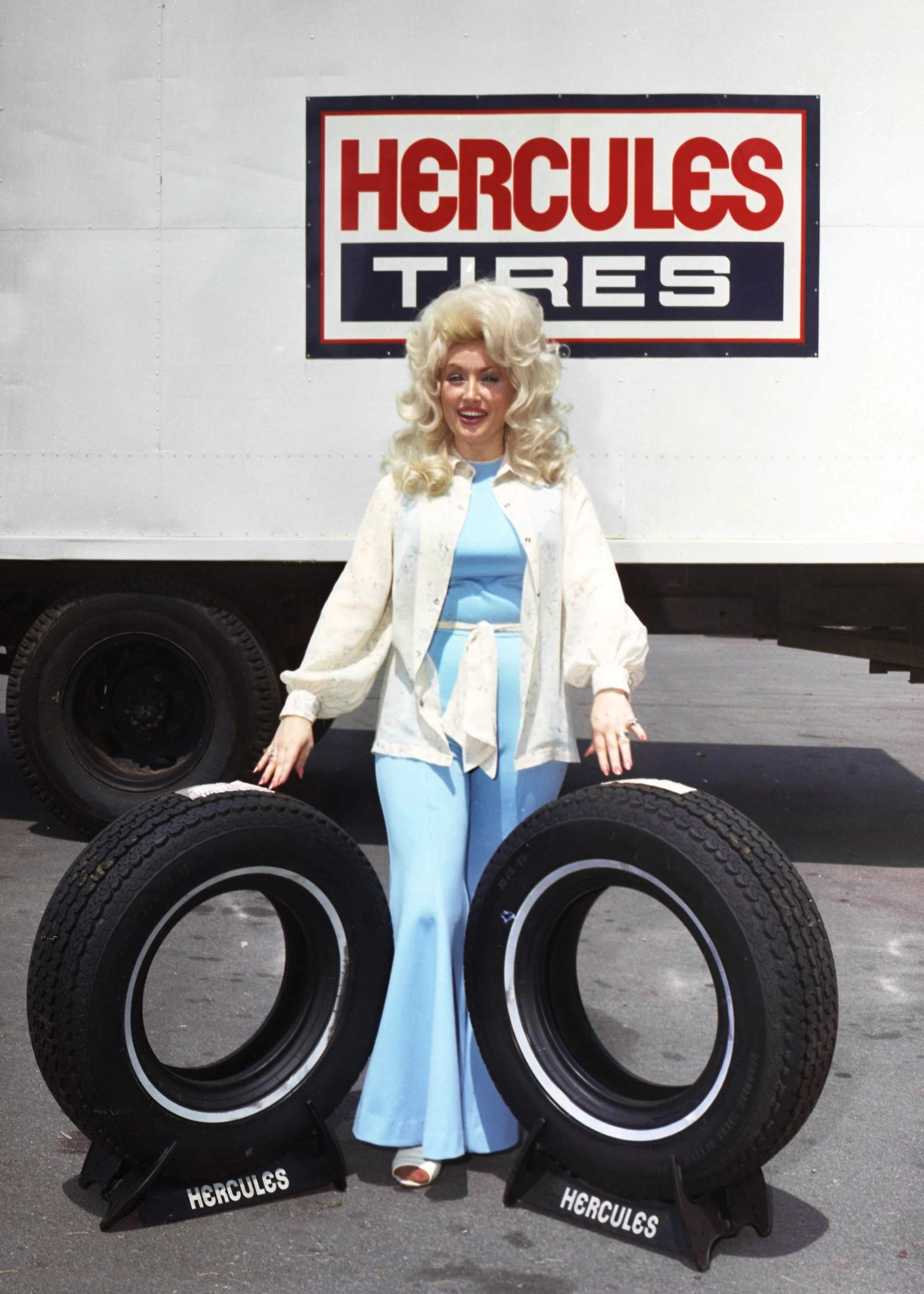 Доллі Партон позує в рекламі шин Hercules Tyres.13