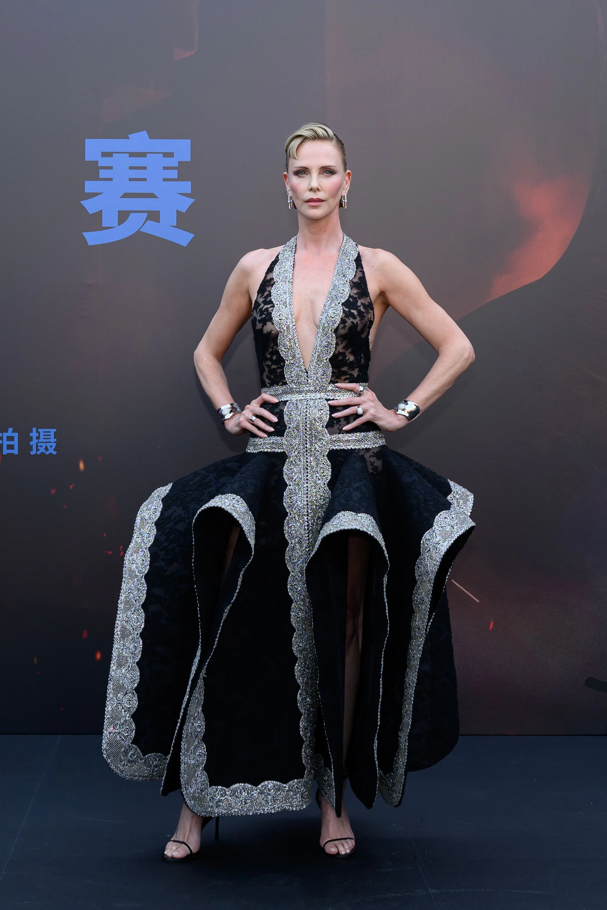 Шарліз Терон в Givenchy на премʼєрі "Одіссея" в Пекіні. Yanshan Zhang/Getty Images 0