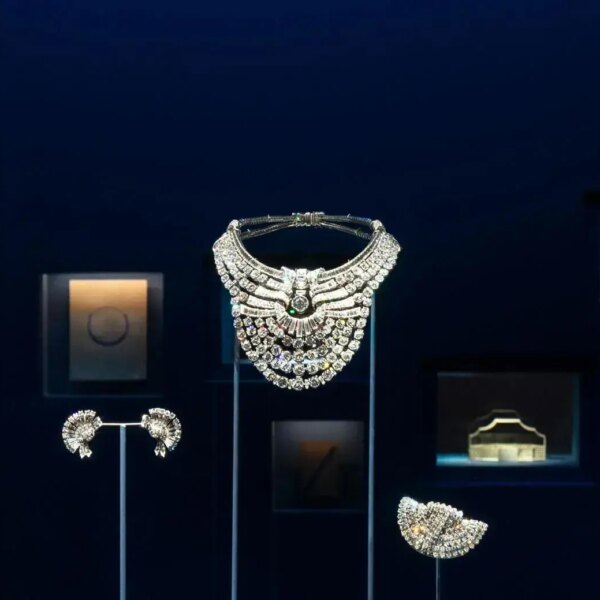 Платина і майже 700 каменів: викрадено намисто Van Cleef & Arpels на 5 мільйонів євро з музею у Відні