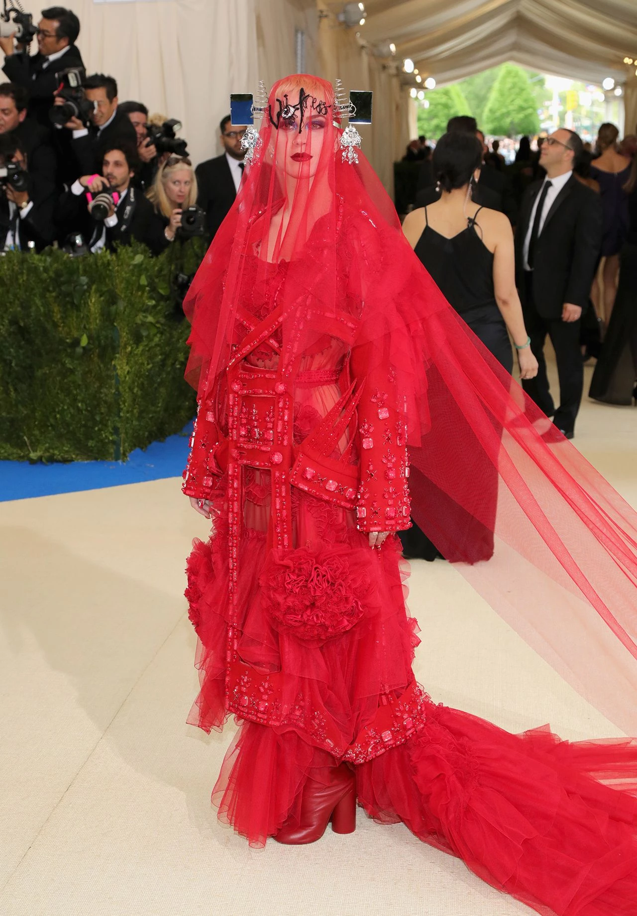 17 незабутніх образів Джона Гальяно, що стали історією Met Gala9