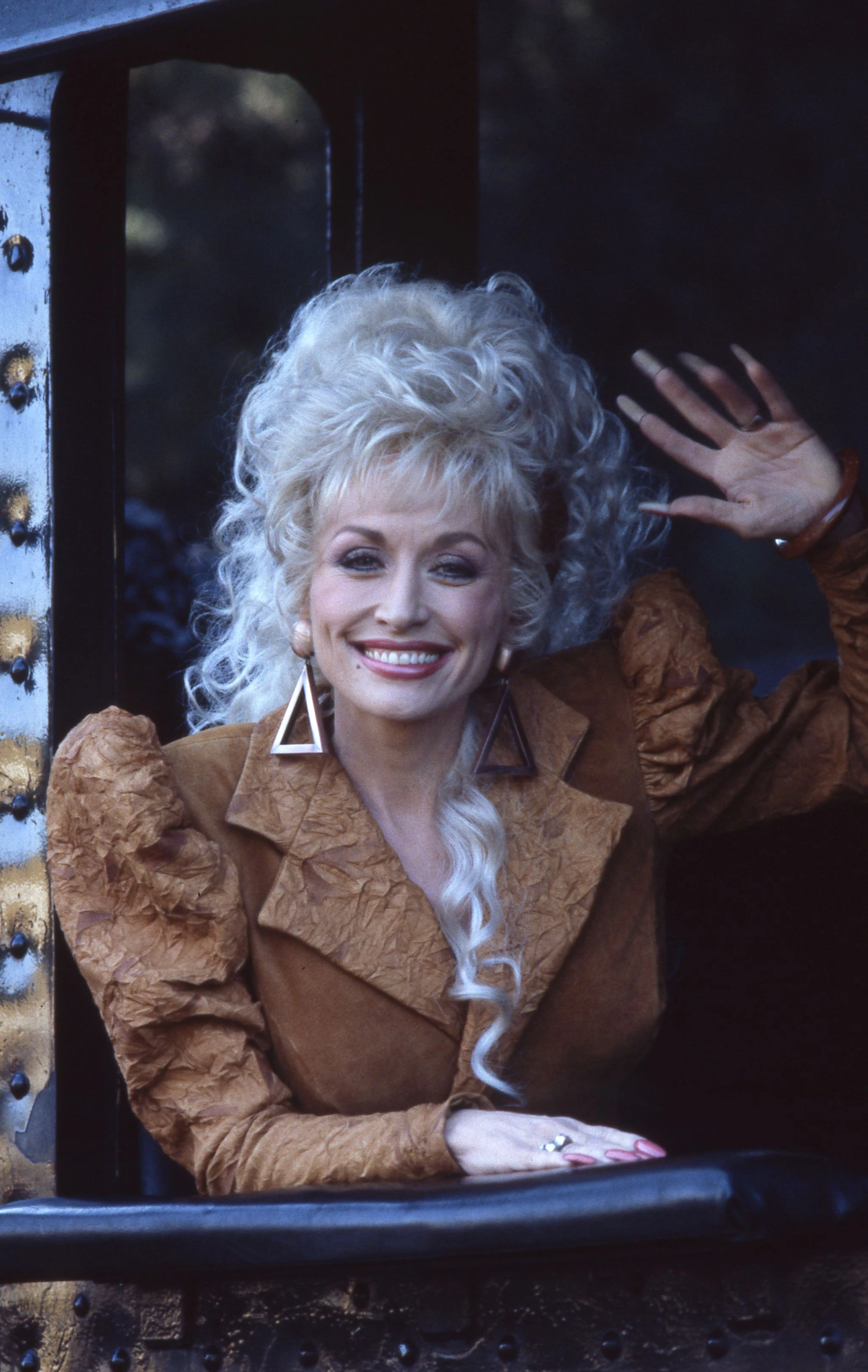 На знімальному майданчику її розважального шоу Dolly у 1987 році. Прем’єру програми подивилися 39 мільйонів глядачів. На той час це була найбільша аудиторія в історії прем’єр телевізійних серіалів.18