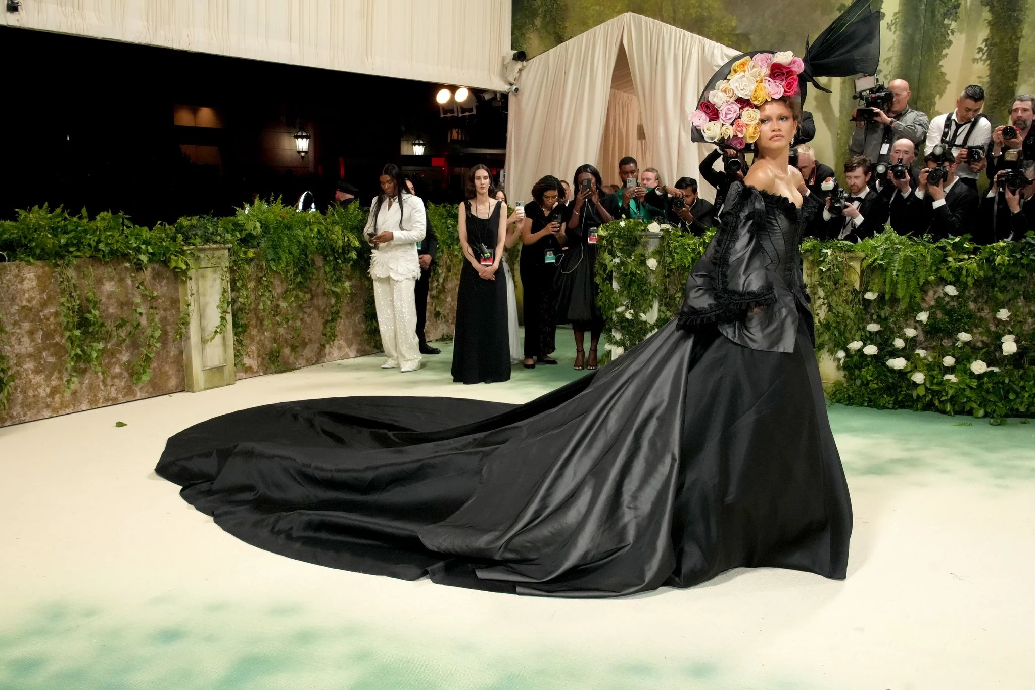 17 незабутніх образів Джона Гальяно, що стали історією Met Gala12