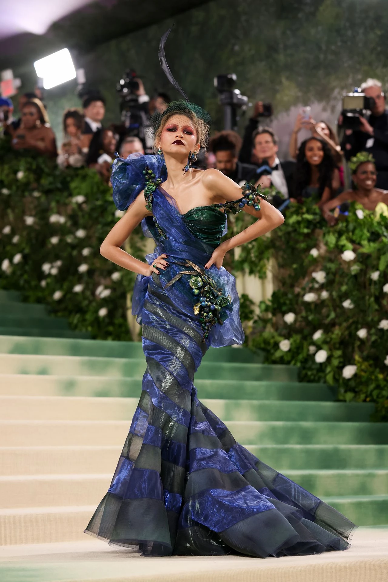 17 незабутніх образів Джона Гальяно, що стали історією Met Gala11