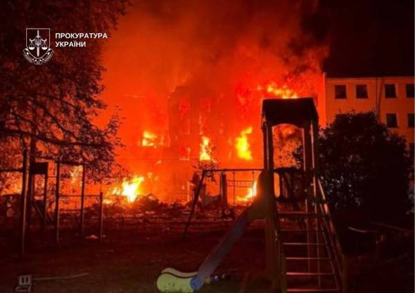 Київ: руйнування складів, магазинів та житлових будинків