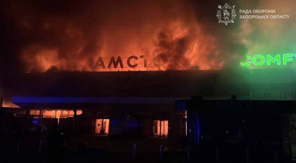 Запоріжжя: удар по ТЦ “Амстор” спричинив масштабну пожежу