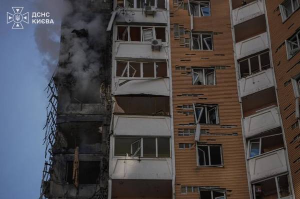 Російський дрон поцілив у багатоповерхівку Києва: є постраждалі
