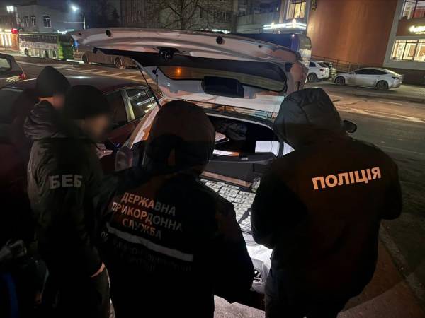 Львівщина: чоловіка судитимуть за контрабанду 17 авто