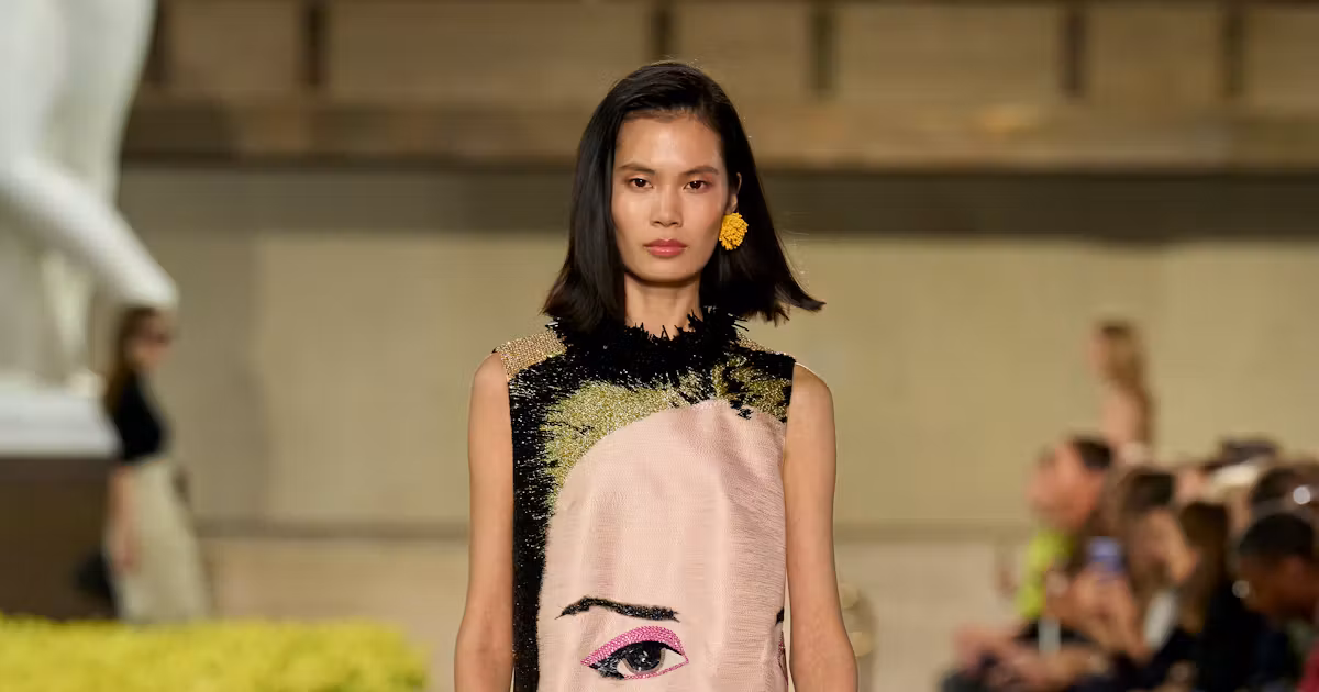 Carolina Herrera демонструє грайливість у весняно-літній колекції 2027