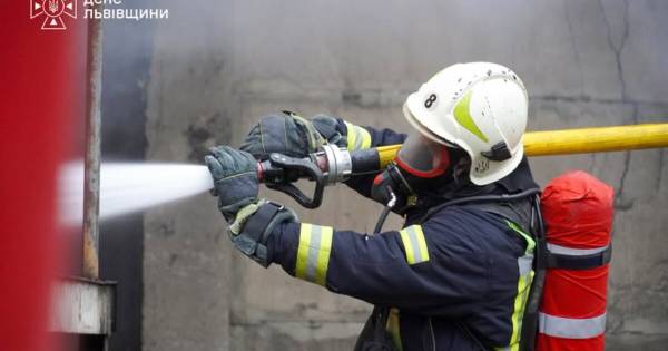 Рятувальники загасили вогонь у стрийській багатоповерхівці