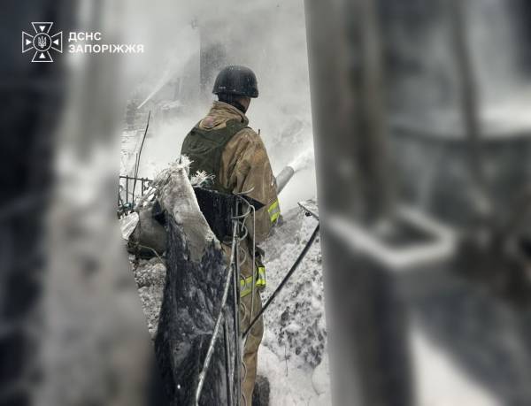 Пожежа на місці удару дронів у Запоріжжі