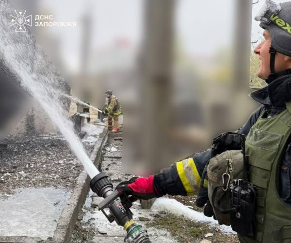Рятувальники працюють на місці атаки дронів