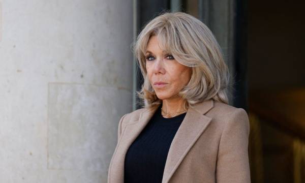 Бріжит Макрон зачарувала елегантністю у сукні з прозорими рукавами